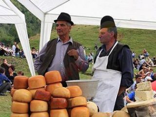 Festivalul Brânzei şi al Ţuicii