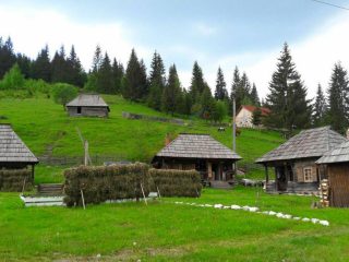 Paste 2023 in Bucovina – Satul Bucovinean Breaza