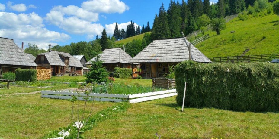 Paste 2024 in Bucovina – Satul Bucovinean Breaza